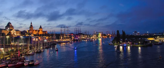 CITYSCAPE - Evening over the harbor city © Wojciech Wrzesień