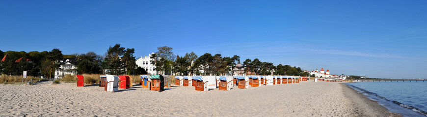 Fototapeta na wymiar Panorama mit Strandkörben am Strand in Binz auf Rügen