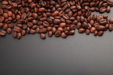 Coffee beans/ Coffee beans scattered on the table