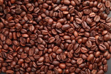 Fototapeta premium Ziarna kawy / ziarna kawy rozrzucone na stole