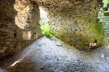 Fotobehang Rudnes Oude verlaten ruïnes met licht van ingang