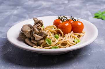 Brown pasta with vegetables
