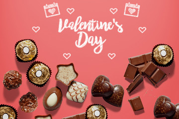 Fondo con chocolates para el día de San Valentín - 184540813