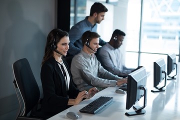 Naklejka premium Customer service executive trainer monitoring her team