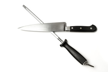 Cuchilla y afilador de cuchillos sobre fondo blanco aislado. Vista superior. Copy space