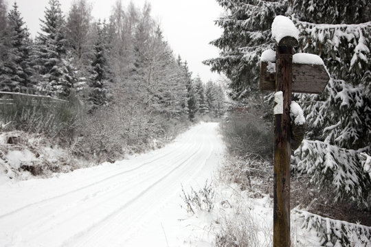 Wanderweg im Winter in der Eifel