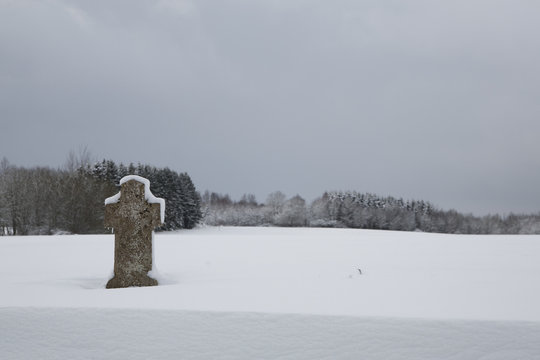 Kreuz am Wegesrand im Winter zeugt manchmal von Schicksalen