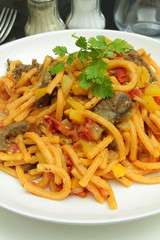 spaghetti au boeuf et à la tomate