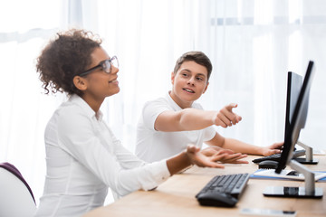Obraz premium young teenager students pointing on screen of computer