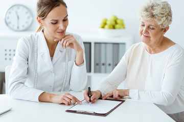 Dietician and diabetic discussing diet