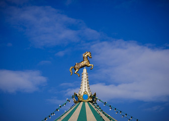 Obraz premium Figurine of a horse on the carp of a carousel.