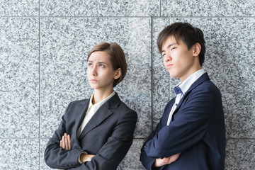 遠くを見つめる外国人同士の男女（国際化・ビジネスイメージ）