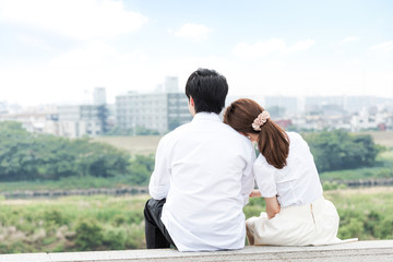 Fototapeta premium 景色が綺麗な屋外で寄り添うカップル