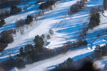 Vue aérienne du golf de Gaillonet sous la neige dans le Val d'oise en France 
