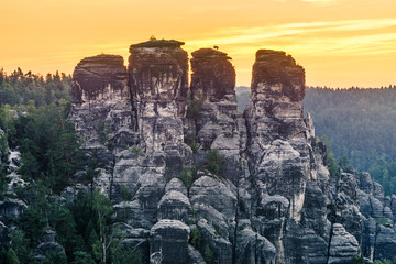 Sonnenaufgang hinter einer Felsformation der Sächsischen Schweiz