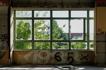 Blick durch ein Fenster in einer verlassenen Fabrik in Magdeburg