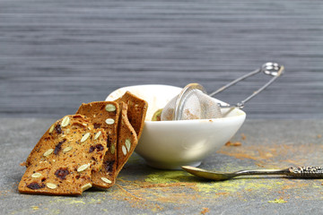 Cranberry and poppy seeds crisps