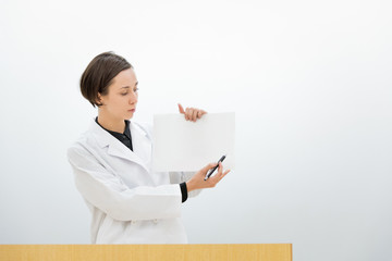 研究発表をする白衣の女性（医者・科学者・学者）