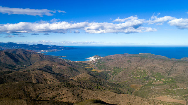 Photo a&eacute;rienne de Llanca et La Selva de Mar depuis le parc naturel Cap de Creus