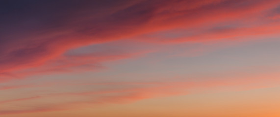rote wolken bei sonnenuntergang panorama
