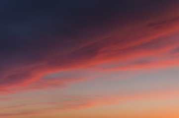 rote wolken bei sonnenaufgang