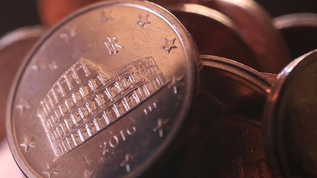 Centesimi di euro in lenta rotazione. Dettaglio monete