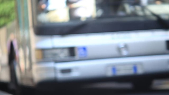 Roma, Italia. Sfocato. Fermata autobus con persone che scendono e salgono