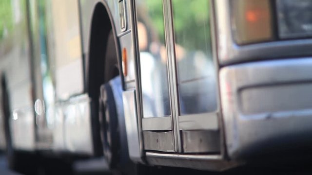 Roma, Italia. Sfocato. Fermata autobus con persone che scendono e salgono