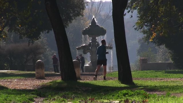 Roma, Italia. Villa Pamphili. Persone che fanno sport