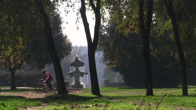 Roma, Italia. Villa Pamphili. Persone che fanno sport