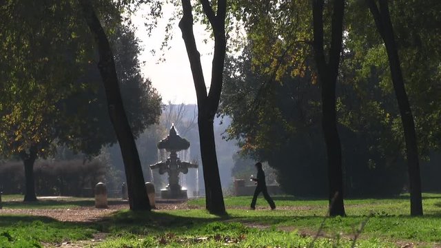 Roma, Italia. Villa Pamphili. Persone che fanno sport