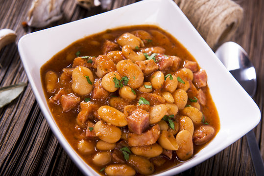 Baked beans in sauce