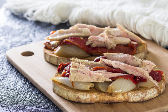 Toast with pepper tuna and onion