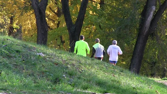 Roma, Italia. Villa Pamphili. Autunno. Uomini che fanno jogging