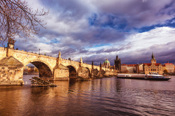 Fototapeta na wymiar Vue du pont Charles, de la Vltava et d'un bateau touristique, Vieille ville (Stare Mesto), Prague, Bohême, République tchèque, Europe 