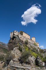 Fototapeta na wymiar Corsica, 31/08/2017: lo skyline e la vista panoramica sulla cittadella arroccata di Corte, famoso e antico villaggio dell'Alta Corsica, il più grande nell'entroterra dell’isola