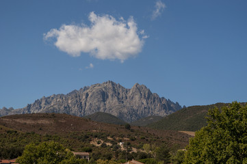 Corsica, 31/08/2017: il paesaggio selvaggio dell'entroterra corso con vista del profilo del Monte Cinto (2.706 metri), la montagna più alta dell'isola e una delle vette più importanti d'Europa