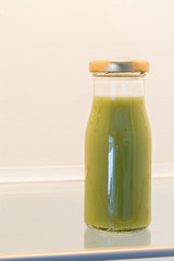 Grüner Smoothie im geöffneten Kühlschrank Konzept