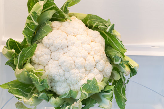 Blumenkohl im ge&ouml;ffneten K&uuml;hlschrank Konzept