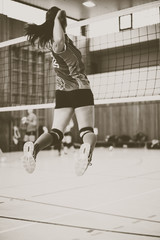 Volleyballerin beim Schmettern (schwarzweiß)