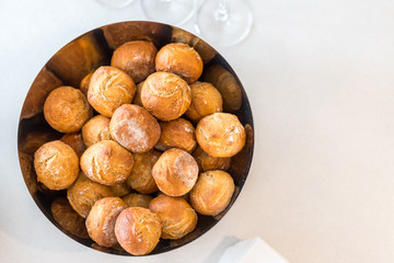 Schüssel mit leckere n selbstgebackenen Brötchen