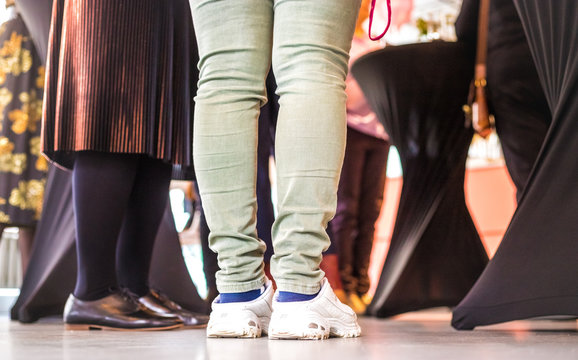 Beine, F&uuml;&szlig;e und Stehtische auf einer Party