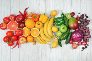 Poster Légumes Composition créative faite de fruits et légumes aux couleurs de l& 39 arc-en-ciel sur fond en bois, mise à plat