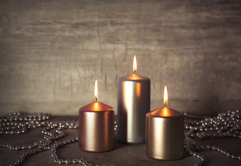Obraz na płótnie Canvas Burning candles with beads on table