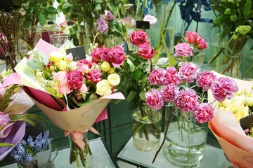 Crédence de cuisine en verre imprimé Fleuriste Assortment of beautiful flowers in shop