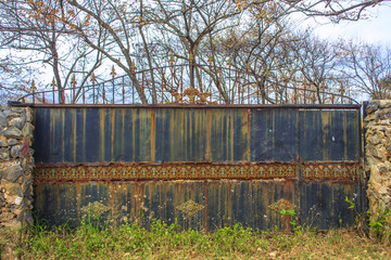 Fototapeta na wymiar Old metal rusty gate