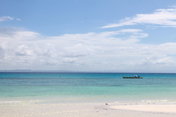 Fototapeta na wymiar Tropical pearly white beach and turquoise ocean