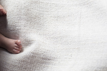 piede neonato su lenzuolo 