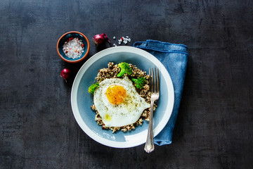 Quinoa, broccoli and egg bowl