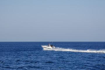 Obraz premium Motorboat sailing in the sea